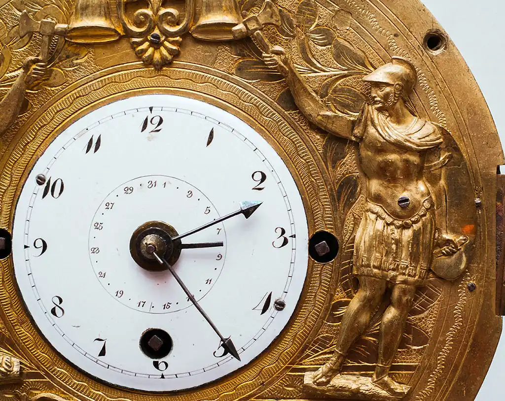 Eine goldene Großuhr